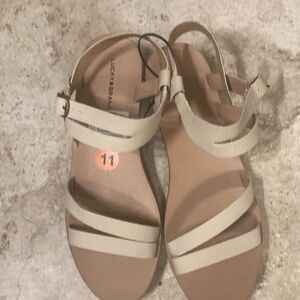 Lucky Brand sandals. Crème in color